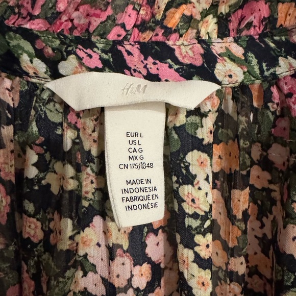 NWOT H&M Multicolor Floral Crepe Blouse Size Large - Picture 4 of 7